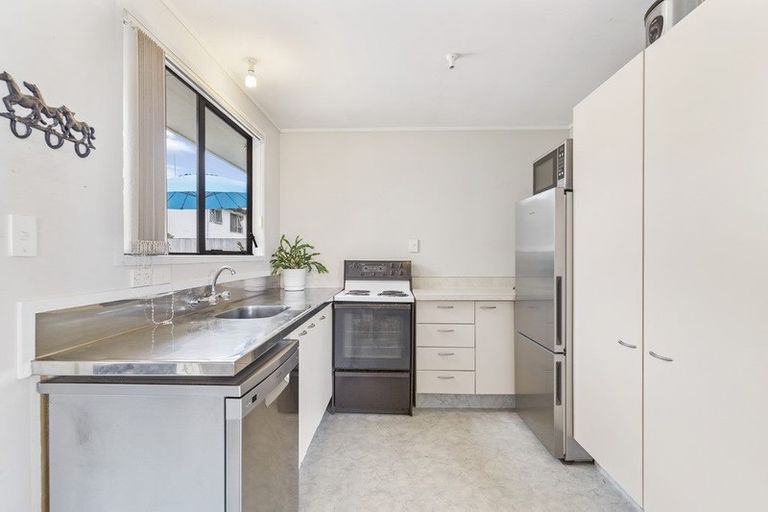 Photo of property in 2/114 Kervil Avenue, Te Atatu Peninsula, Auckland, 0610