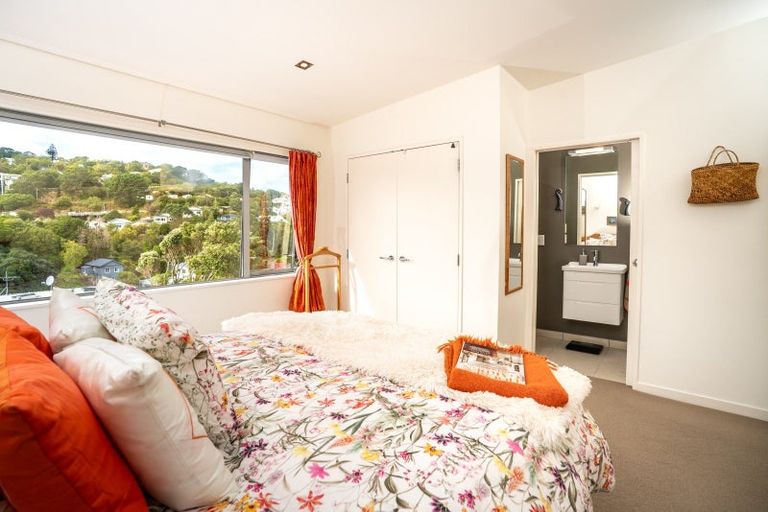 Photo of property in 37 Tiketike Way, Brooklyn, Wellington, 6021