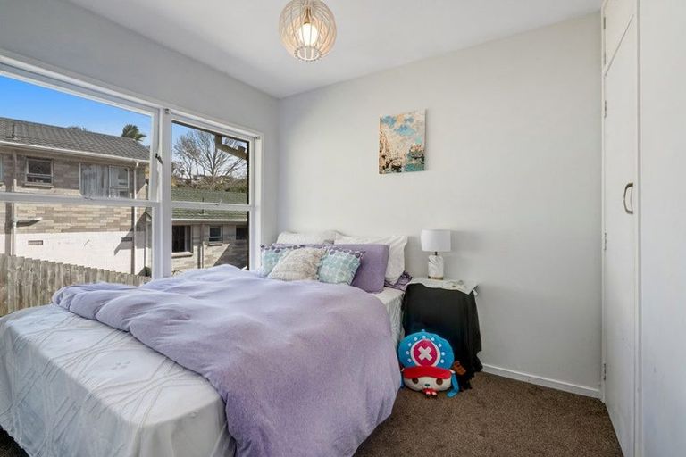 Photo of property in 1/13 Ayton Drive, Totara Vale, Auckland, 0629