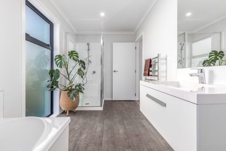 Photo of property in 3a Koreke Close, Kenepuru, 5022