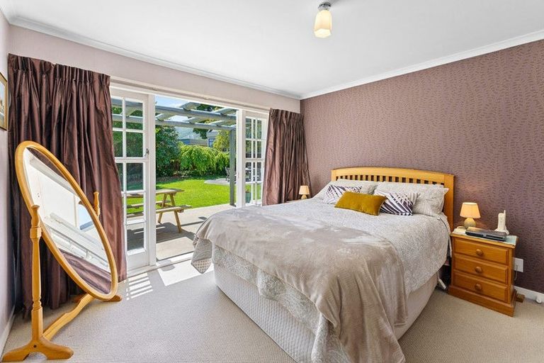 Photo of property in 16 Iti Grove, Waikanae, 5036