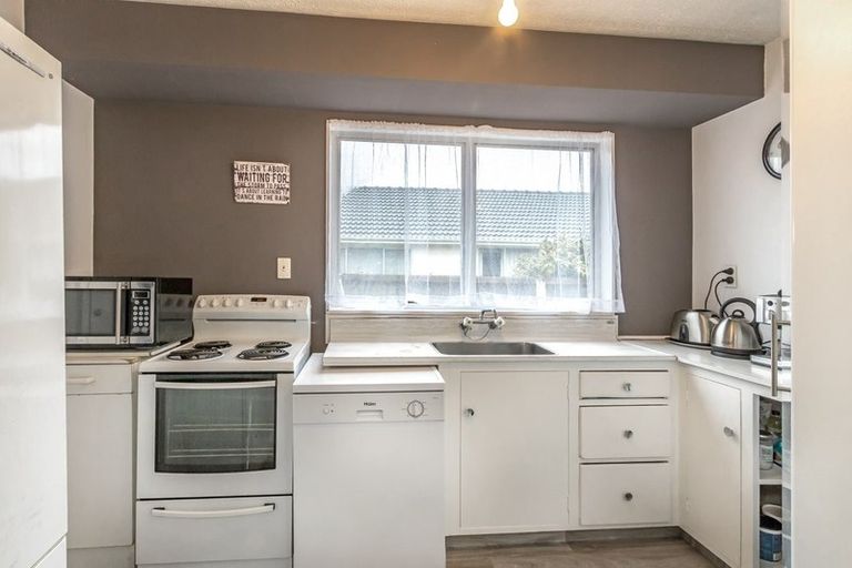 Photo of property in 45 Oakley Crescent, Hornby, Christchurch, 8042