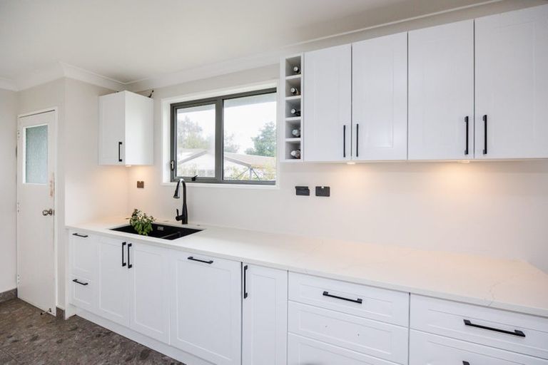 Photo of property in 9 Forbes Place, Kelvin Grove, Palmerston North, 4414