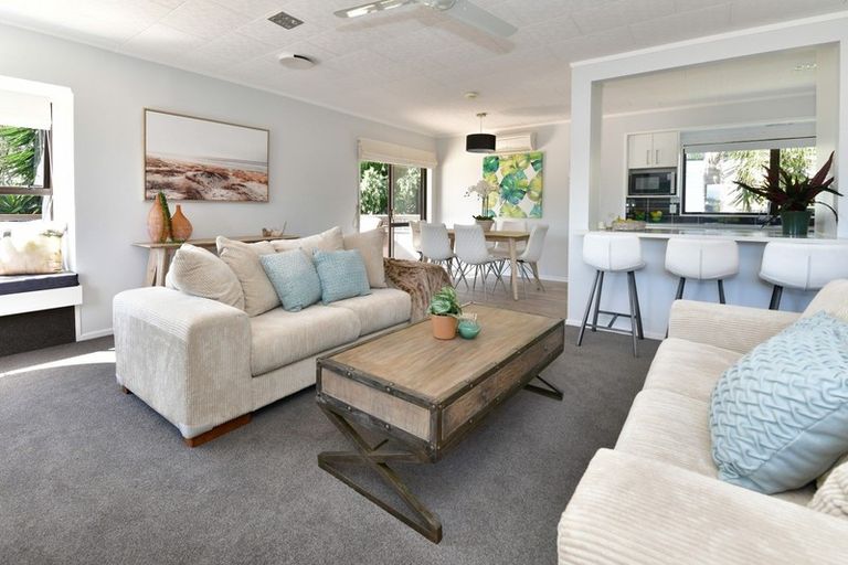 Photo of property in 3b Royalty Rise, Red Beach, 0932