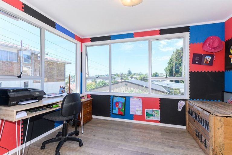 Photo of property in 112 Lincoln Park Avenue, Massey, Auckland, 0614