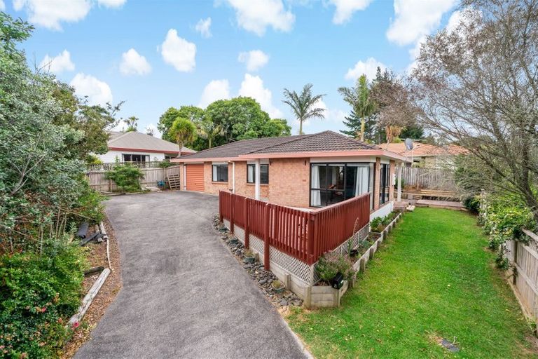 Photo of property in 8 Skybird Place, Glen Eden, Auckland, 0602