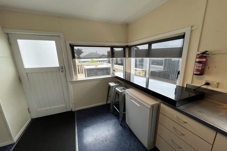 Photo of property in 21 Belt Road, Moturoa, New Plymouth, 4310