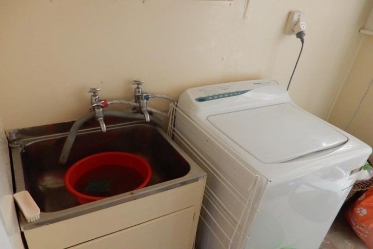 Photo of property in 2 Robbins Crescent, Hawera, 4610