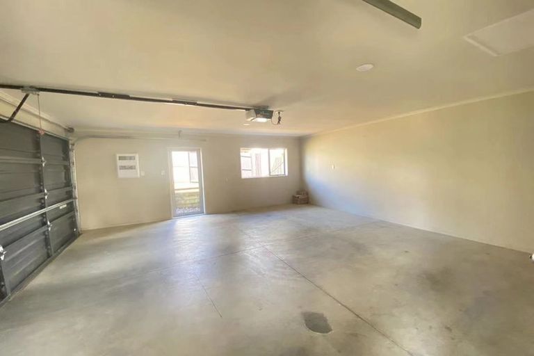 Photo of property in 14 Springtide Place, Red Beach, 0932