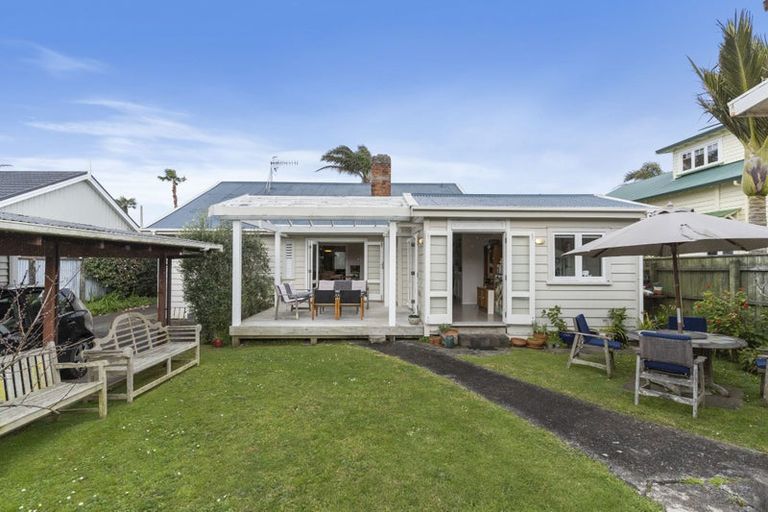 Photo of property in 16 Ocean View Road, Milford, Auckland, 0620