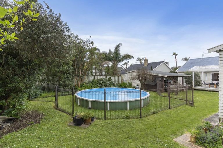 Photo of property in 16 Ocean View Road, Milford, Auckland, 0620