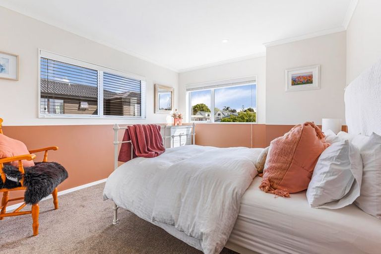 Photo of property in 5 Dawnhaven Drive, Te Atatu Peninsula, Auckland, 0610