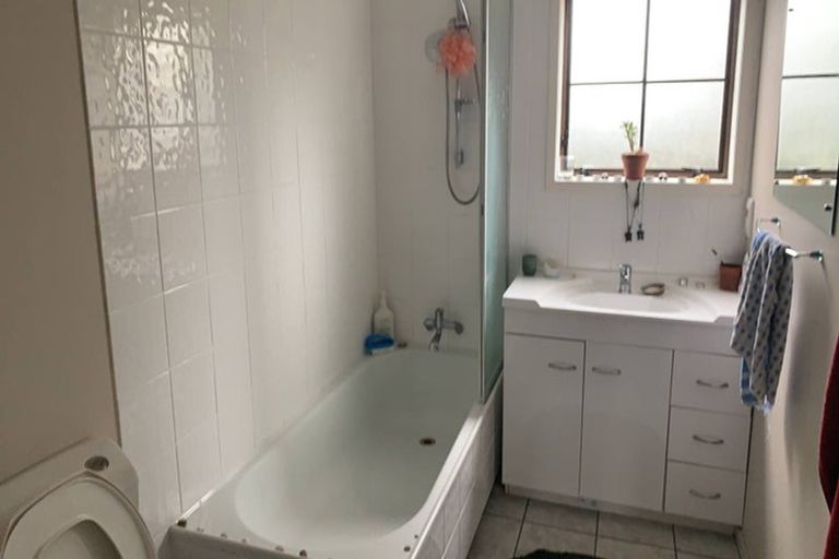 Photo of property in 5 Tawa Road, Te Atatu Peninsula, Auckland, 0610