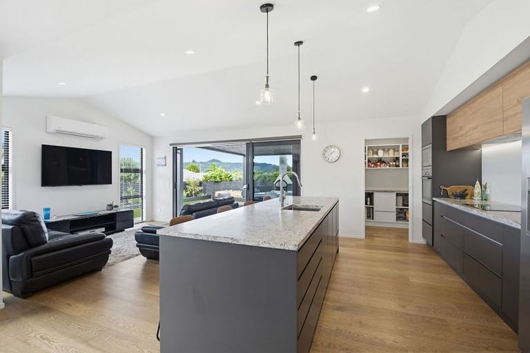 Photo of property in 10 Topping Place, Whitianga, 3510