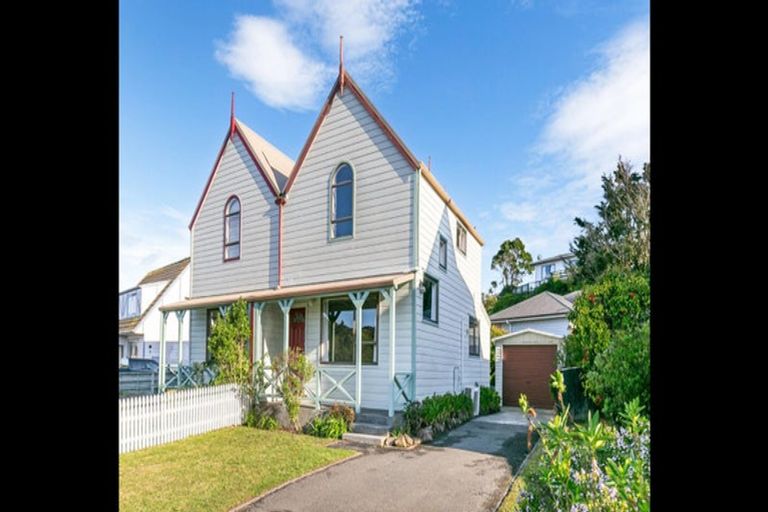 Photo of property in 7b Ladbrooke Drive, Newlands, Wellington, 6037