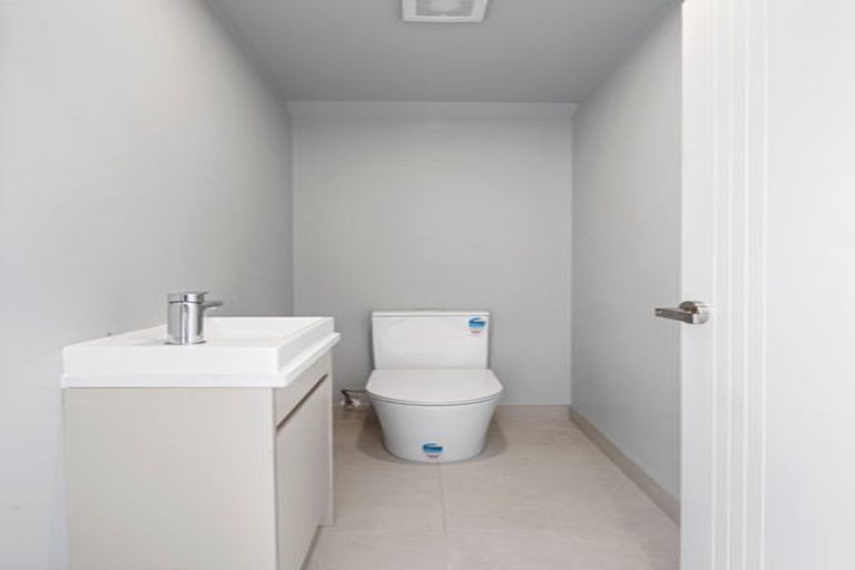Photo of property in 8 Taipahitini Road, Rosehill, 2113