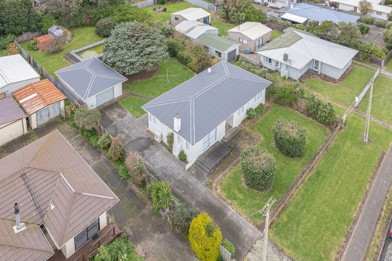 Photo of property in 16 Laird Street, Castlecliff, Whanganui, 4501