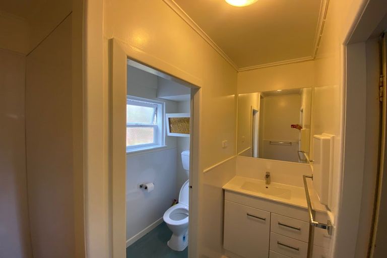 Photo of property in 6 Rewarewa Road, Te Atatu Peninsula, Auckland, 0610