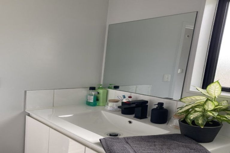 Photo of property in 72 Gallony Avenue, Massey, Auckland, 0614