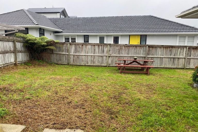 Photo of property in 5 Shamrock Lane, Te Atatu Peninsula, Auckland, 0610