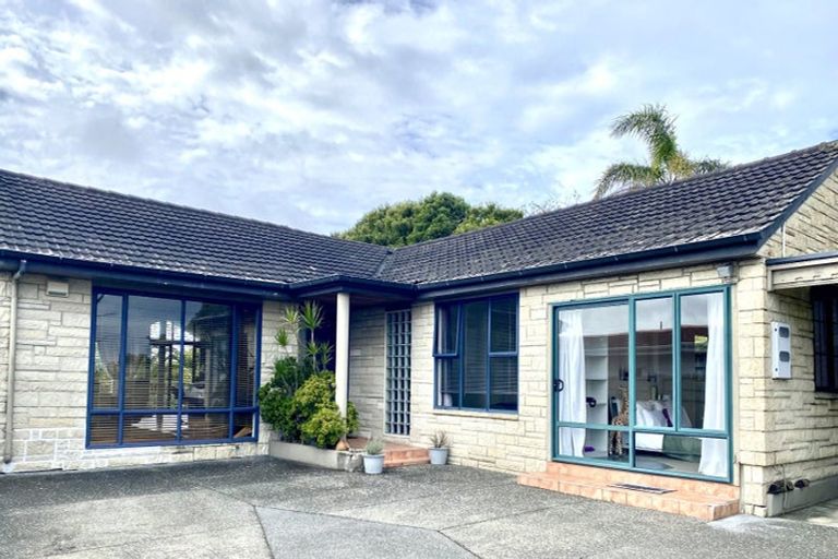 Photo of property in 473 East Coast Road, Murrays Bay, Auckland, 0630