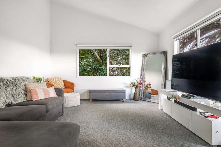 Photo of property in 11 Beaudine Avenue, Glenfield, Auckland, 0629