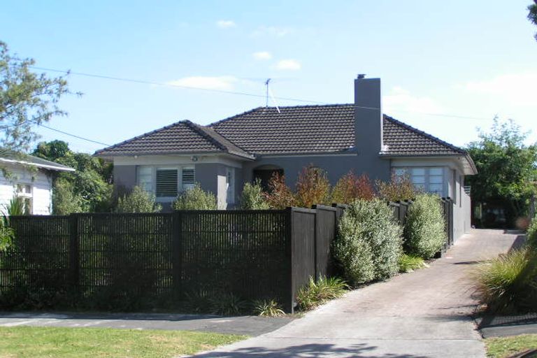 Photo of property in 2/23 Seaview Avenue, Northcote, Auckland, 0627