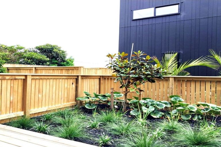 Photo of property in 29b Dawnhaven Drive, Te Atatu Peninsula, Auckland, 0610