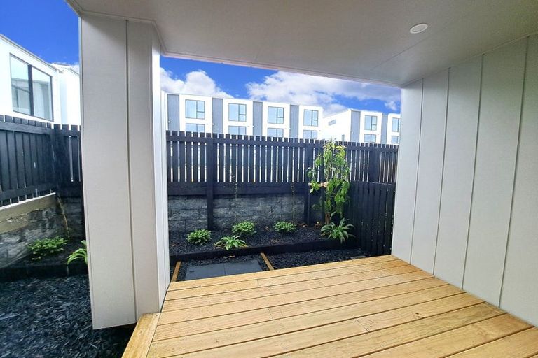 Photo of property in 2 Mikoikoi Crescent, Mangere Bridge, Auckland, 2022