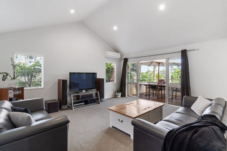 Photo of property in 11 Tyrico Close, Unsworth Heights, Auckland, 0632