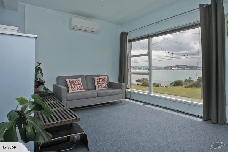 Photo of property in 2/330 Queens Drive, Lyall Bay, Wellington, 6022
