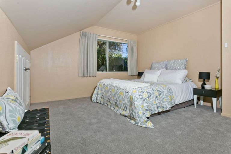 Photo of property in 24 St Lucia Place, Unsworth Heights, Auckland, 0632