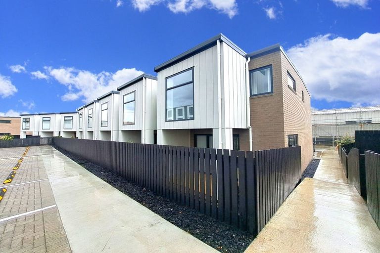 Photo of property in 2 Mikoikoi Crescent, Mangere Bridge, Auckland, 2022