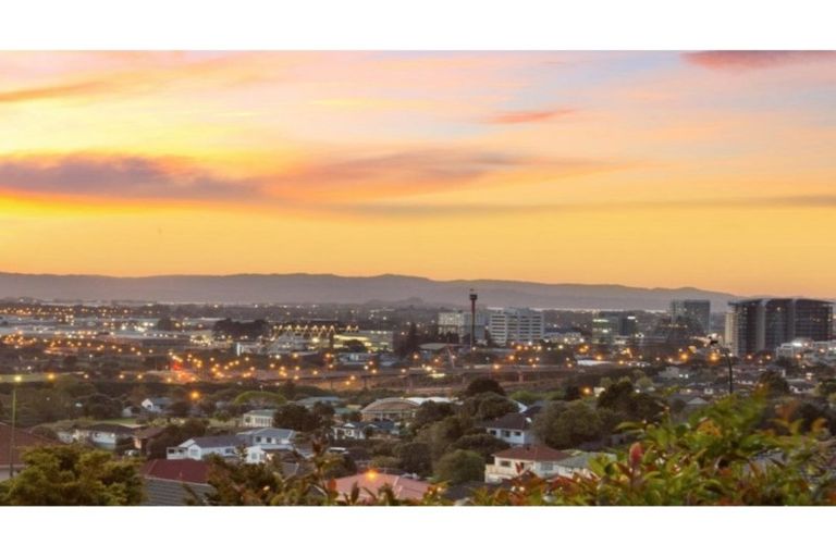 Photo of property in 26 Silkwood Grove, Totara Heights, Auckland, 2105