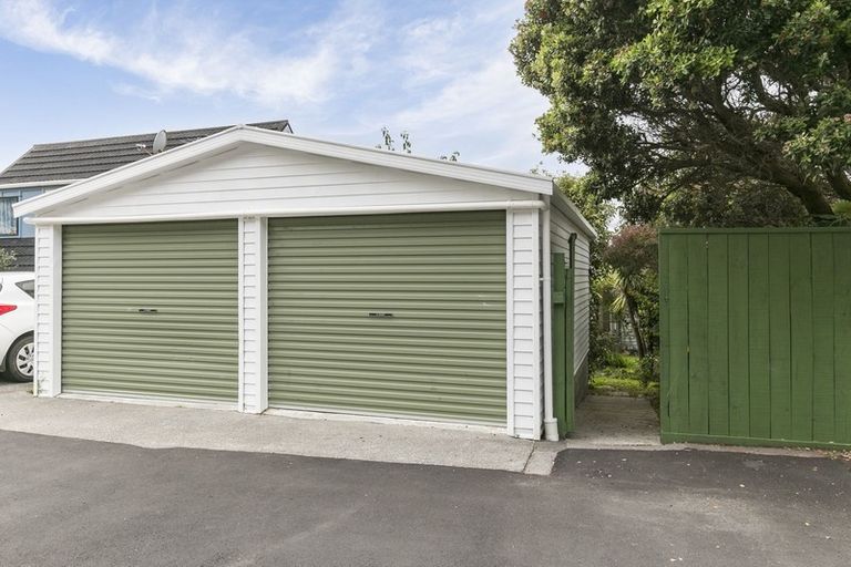 Photo of property in 238 Queens Drive, Lyall Bay, Wellington, 6022