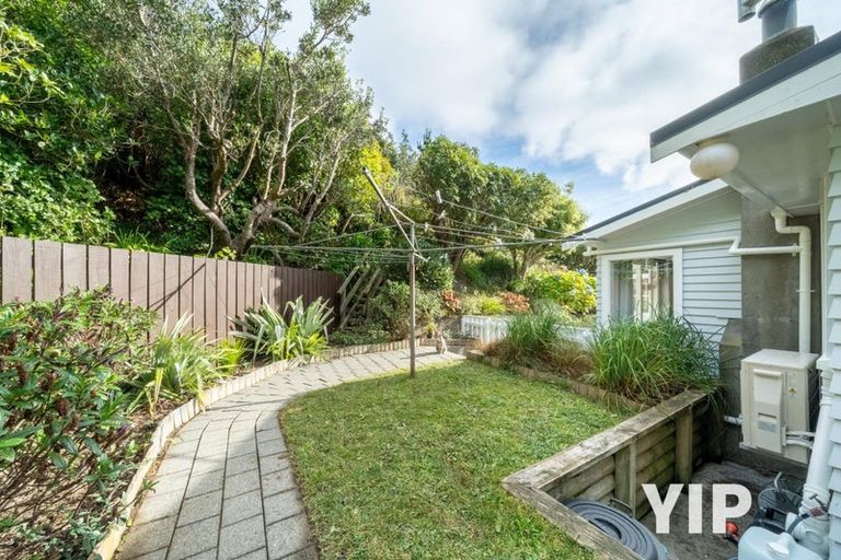 Photo of property in 6 Royston Way, Newlands, Wellington, 6037