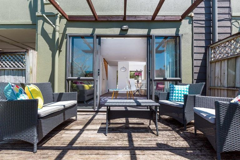 Photo of property in 9/44 Fields Parade, Oteha, Auckland, 0632