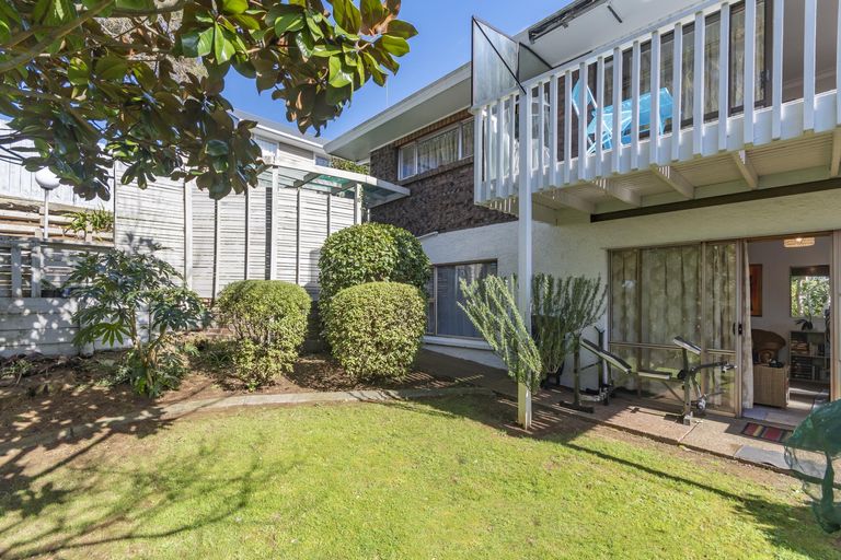 Photo of property in 2 Hogan Street, Pukekohe, 2120