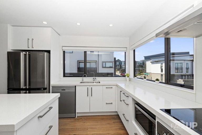 Photo of property in 32 Memorial Park Lane, Hobsonville, Auckland, 0618