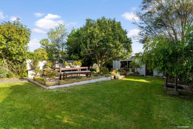 Photo of property in 36 Savoy Road, Glen Eden, Auckland, 0602