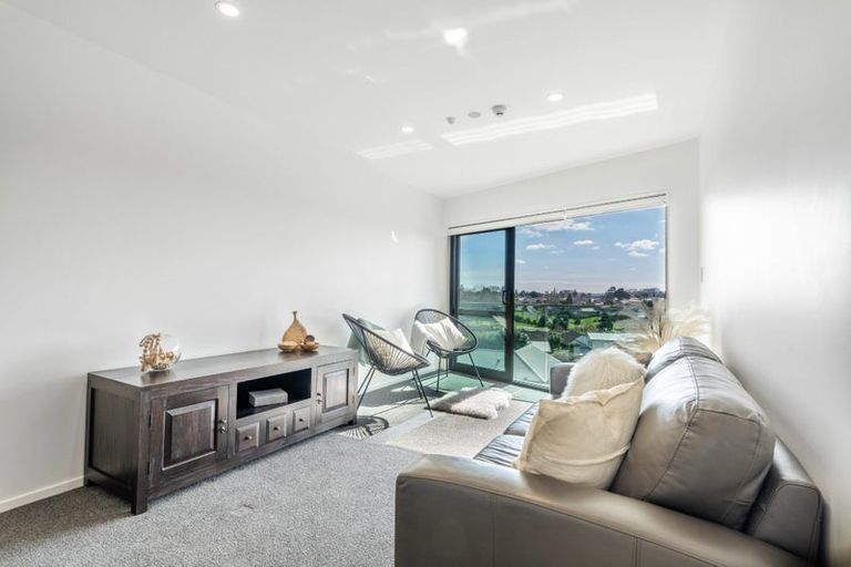 Photo of property in 8 Karaipiture Road, Karaka, 2124