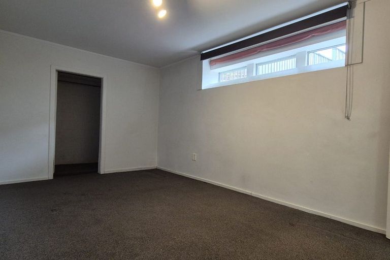 Photo of property in 1 Lauderdale Road, Birkdale, Auckland, 0626