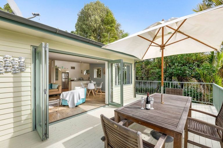 Photo of property in 11 Opou Road, Titirangi, Auckland, 0604