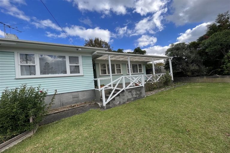 Photo of property in 1 Rewarewa Road, Te Atatu Peninsula, Auckland, 0610