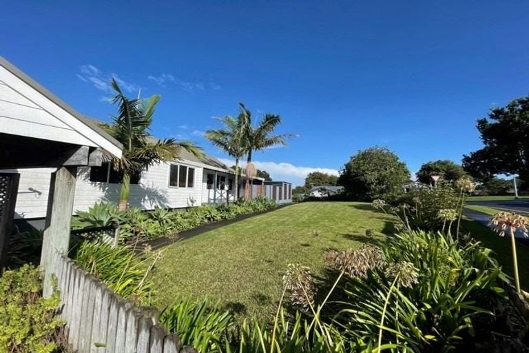 Photo of property in 1 Gosford Drive, Botany Downs, Auckland, 2010