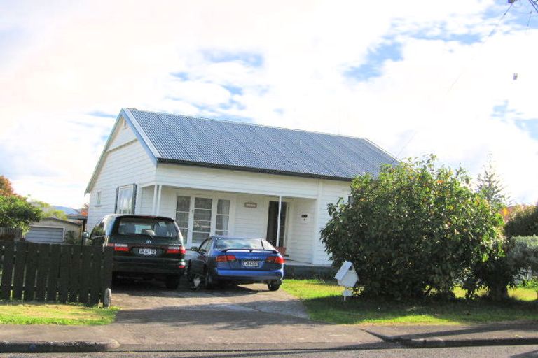 Photo of property in 2 Helga Crescent, Te Atatu Peninsula, Auckland, 0610
