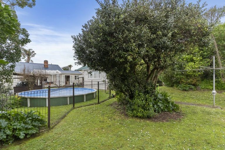Photo of property in 16 Ocean View Road, Milford, Auckland, 0620