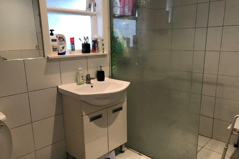 Photo of property in 4 Grande Vue Road, Papatoetoe, Auckland, 2025