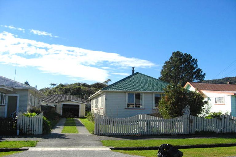 Photo of property in 3 Geraldine Street, Greymouth, 7805