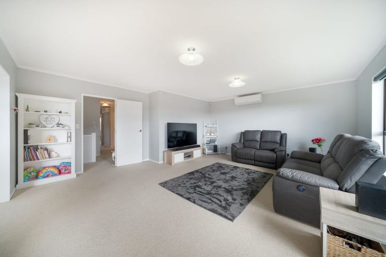 Photo of property in 60 Woodman Drive, Tawa, Wellington, 5028